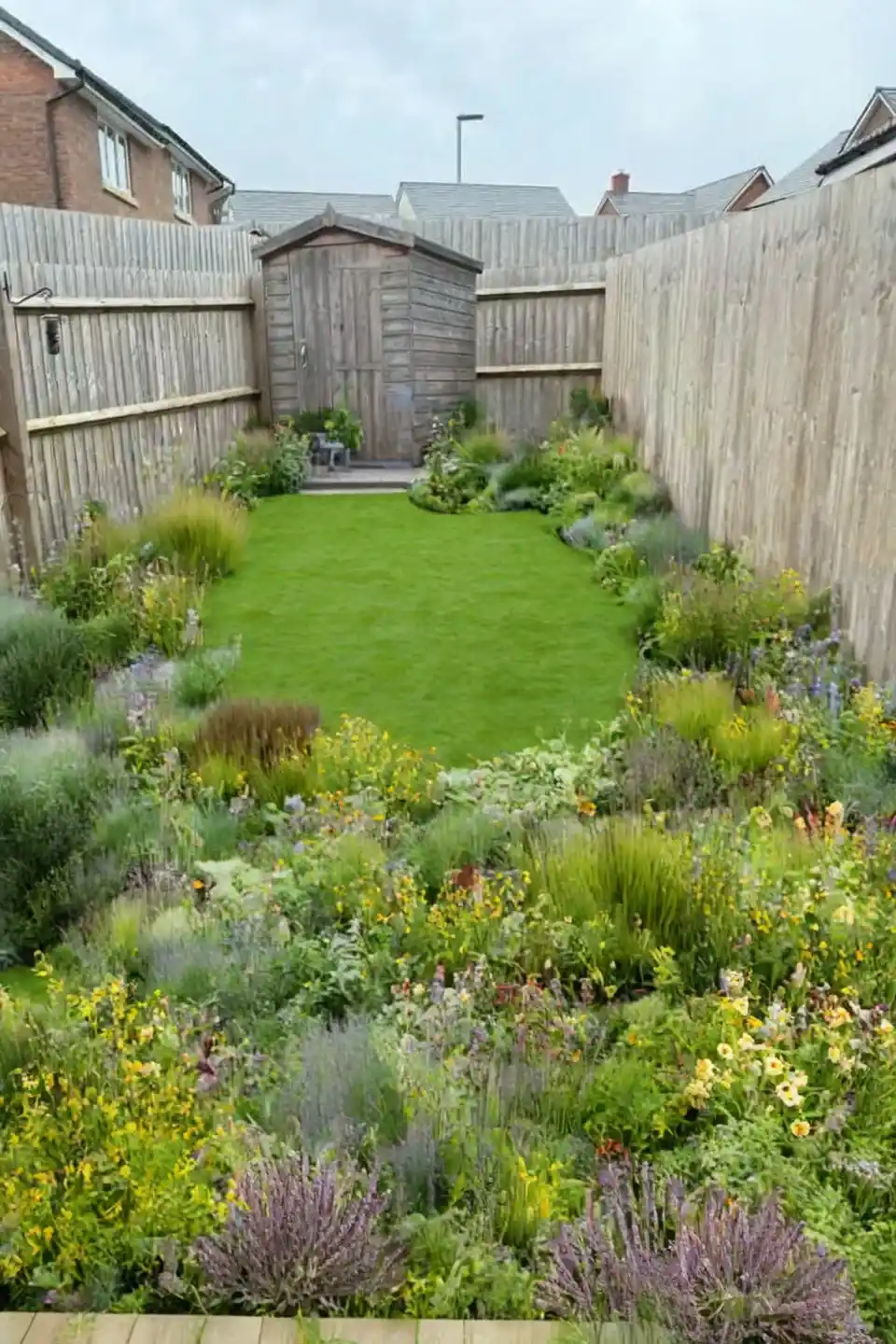 A yard with overflowing boundary edges creates a rustic, natural effect that feels wild yet calming.